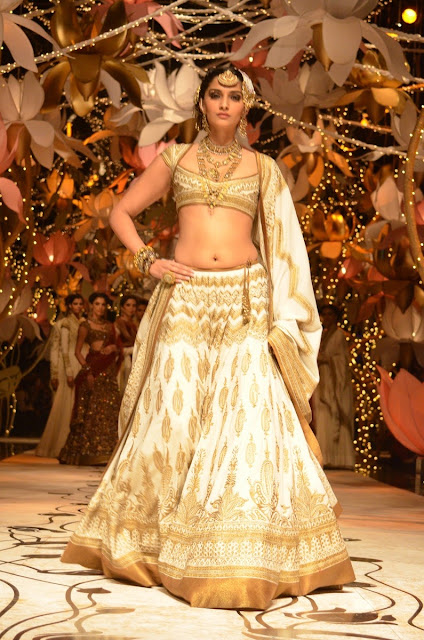 Bollywood Actress Sonam Kapoor Navel show Photos