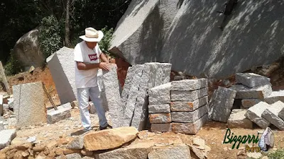 Bizzarri fazendo o que gosta, nas pedreiras garimpando pedras. Na foto conferindo um pedido de pedras sendo pedra do tipo folheta de granito na cor cinza claro para execução de bancos de pedra, escada de pedra, guias de pedra, pisadeira de pedra e caminho de pedra no jardim.