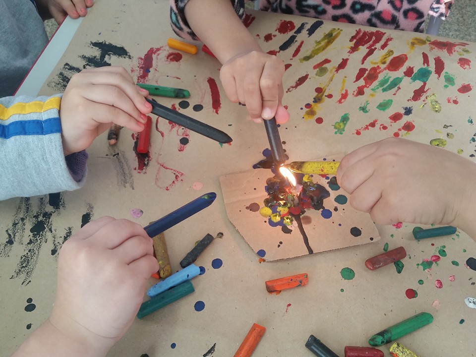 Pibid Pedagogia UEMS Dourados Pintura com giz de cera derretido...o que aprendem as crianças?