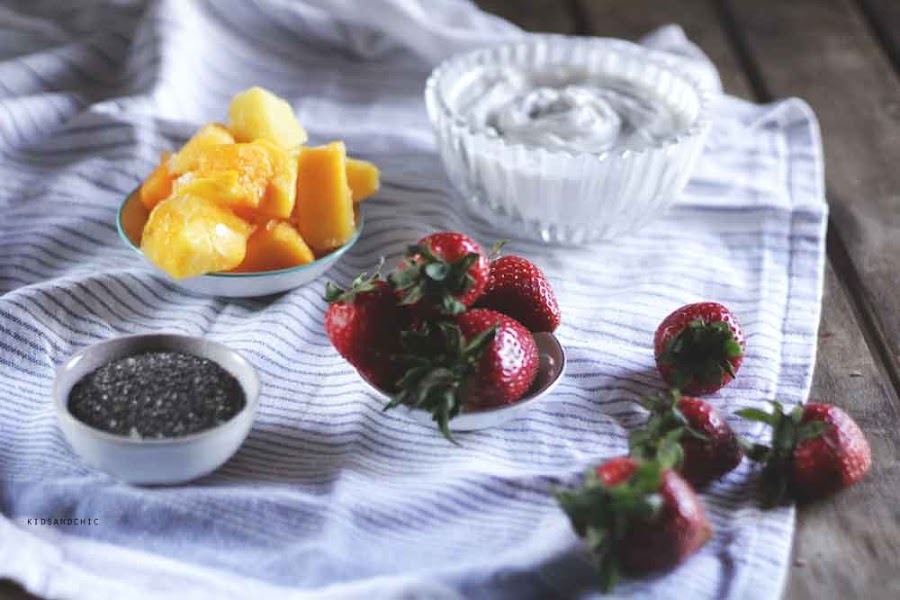 Parfait de chía, mango, fresas y cúrcuma- kidsandchic