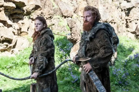 YGRITTE (ROSE LESLIE) Y TORMUND MATAGIGANTES (KRISTOFER HIVJU)