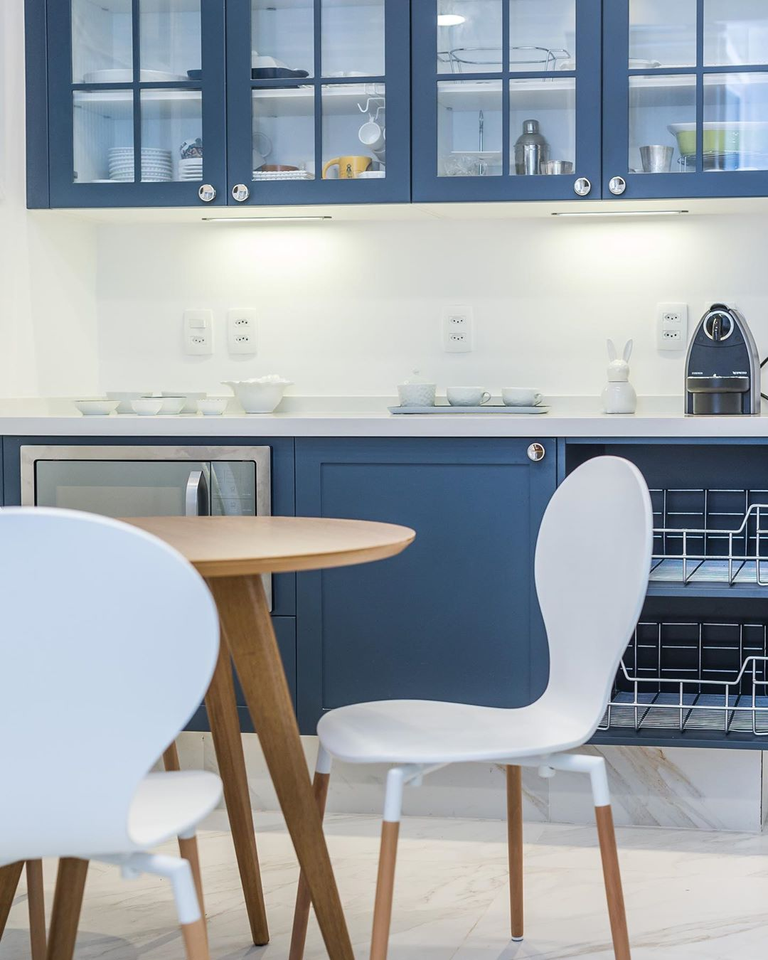 Cozinha Azul E Branca Com Estilo Classico E Escorredor De Loucas Escondido No Armario Decor Salteado Blog De Decoracao Arquitetura E Construcao