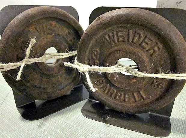 How to Use barbell weights to make book ends. Homeroad.net 