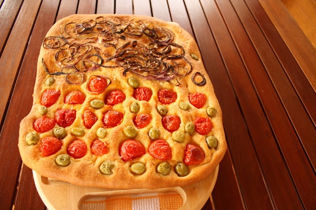 focaccia mista: con cipolle rosse e pomodorini e olive verdi