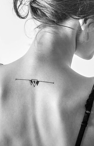Uma linha é embelezado com três triângulos no centro do portador de volta nesta preto tatuagem.