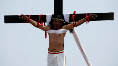 "Tidak Merasa Sakit Lagi", Ruben Enaje yang Dipaku di Kayu Salib untuk ke-32 Kali