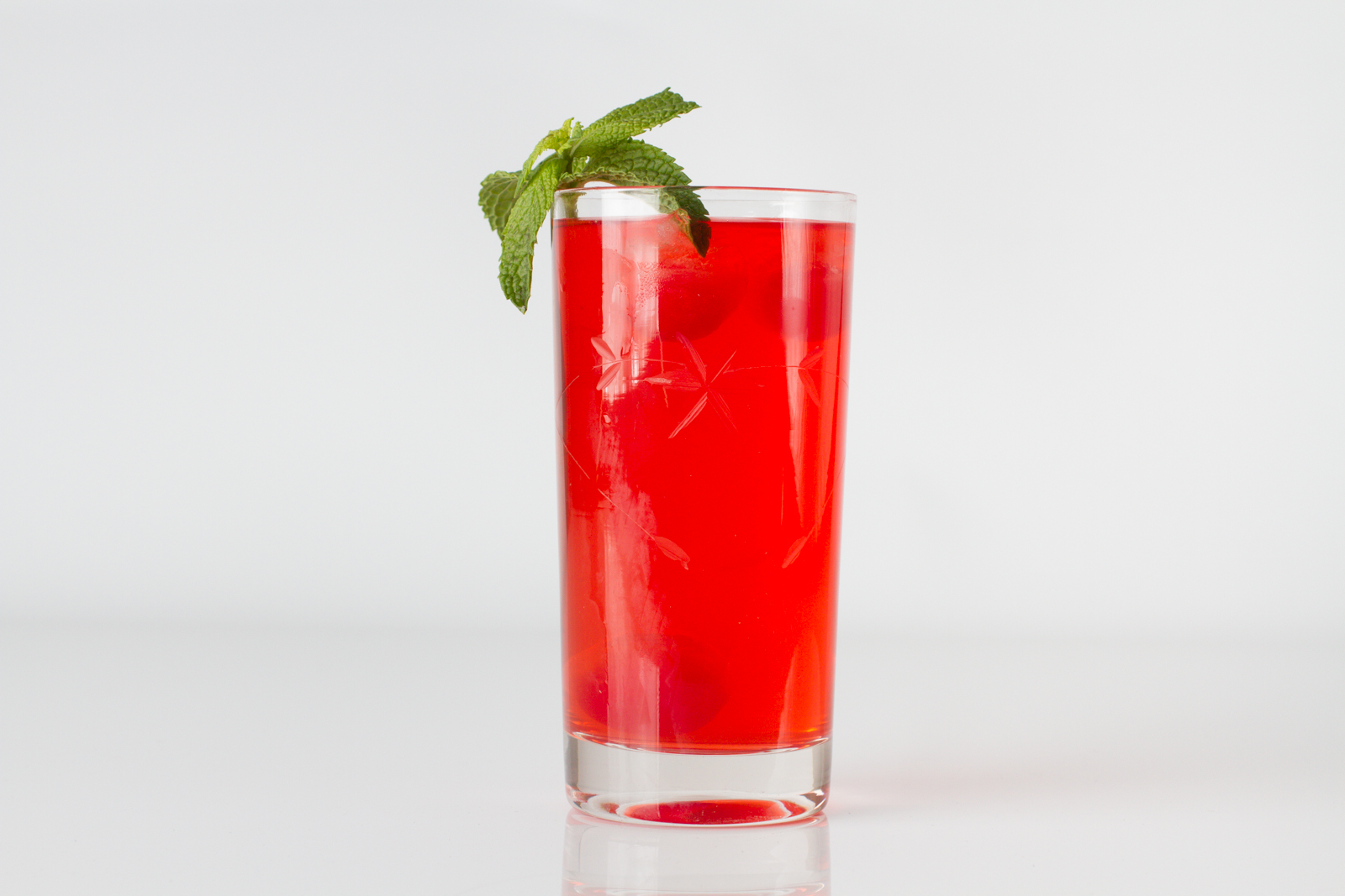 Коктейль алкогольный красный. Красный коктейль. Красный напиток. Напиток красного цвета. Коктейль красного цвета.