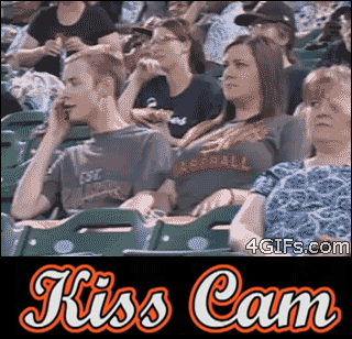 Telefonierender Mann im Stadion bekommt Trinken über Kopf geschüttet Kiss Cam lustig