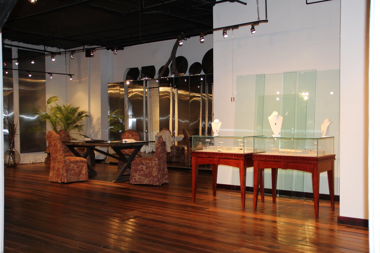 fashionably petite Fine Jewelry School at the Kristin Hanson