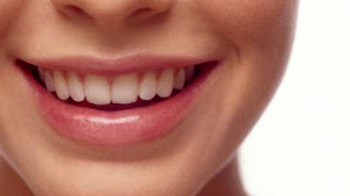  Bibir yang merah alami dan segar akan mempercantik senyum Anda dan menambah kesejukan di  7 Cara Alami dan Ampuh Mengatasi Bibir yang Gelap