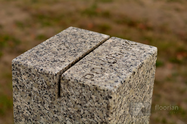 Kamień wyznaczający 17 południk znajdujący się tuż przy moście Milenijnym we Wrocławiu