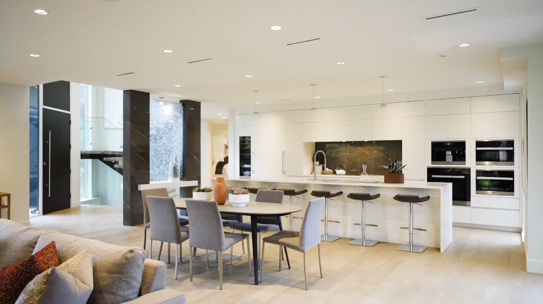 39 Interior Design Photos vs. 2710 Crescentview Dr, North Vancouver Luxury Home Tour