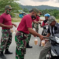 Prajurit Satgas Pamtas Yonif 131/Braja Sakti Bagikan Takjil Di Tapal Batas Papua