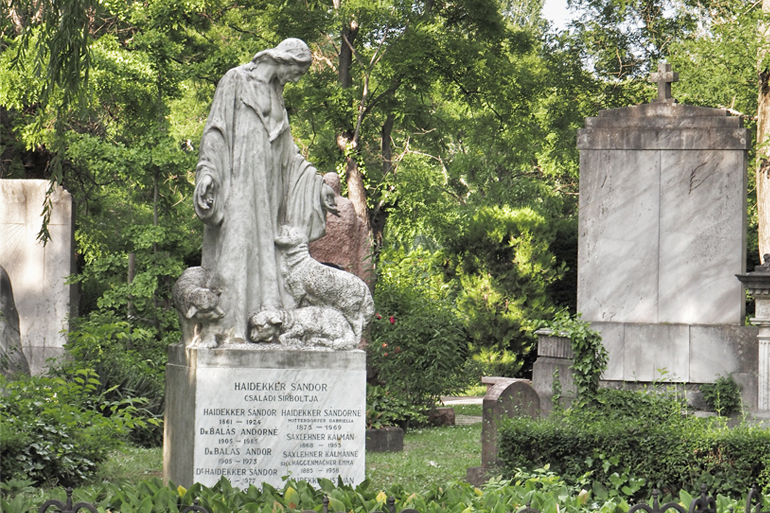Pierre tombale dans le cimetière national de Fiumei út à Budapest