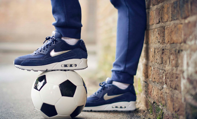 martillo Objeción Frustración Foot Locker se inspira en el mundo del fútbol para su colección "Blue and  White"