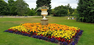 kwiaty w parku, kolorowe kwiaty, piękny układ kwiatów