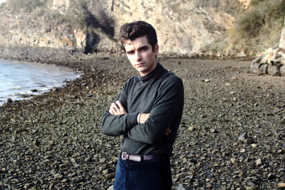 blog_mode_homme_style_paris_bordeaux_habiller_automne_look_manteau_tweed-elegant-chaud-hiver_saint_malo_bretagne_churchs_leyton_cuir_vert_pantalon_veours-hollington_ceinture_bill_tornade_violette_col-roule_balibaris