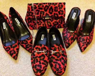 boty s červeným leopardím vzorem