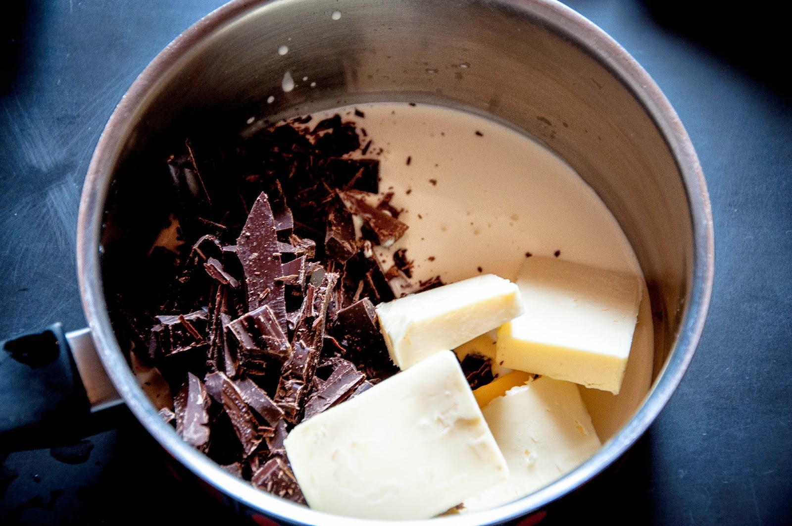Растопленный шоколад. Зачем в шоколад добавляют масло. Плавленный шоколад. Темперирование шоколада. Шоколад и сливочное масло.