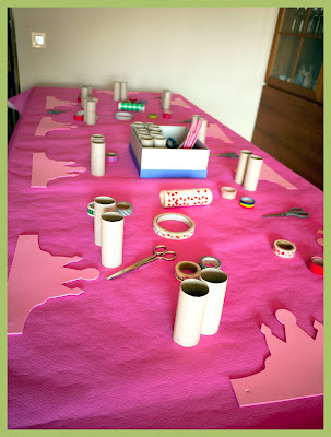 Mesa con materiales para talleres de Washi tape