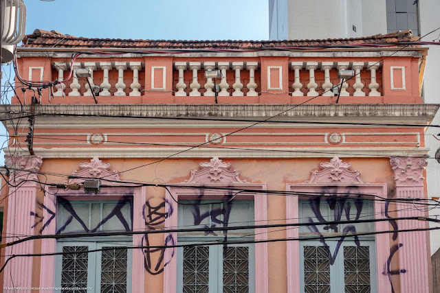 Casa antiga na Rua Paula Gomes - detalhe platibanda