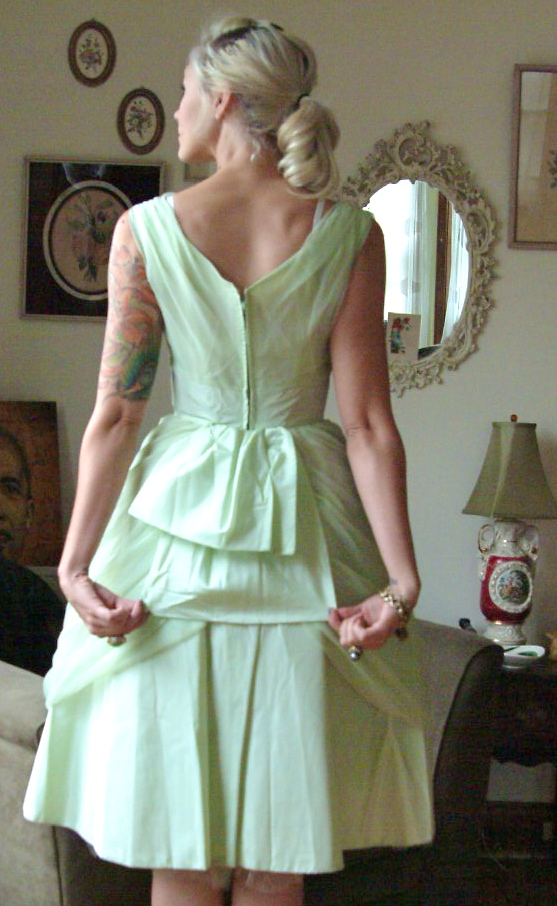 Dethrose Vintage What to wear to a wedding  