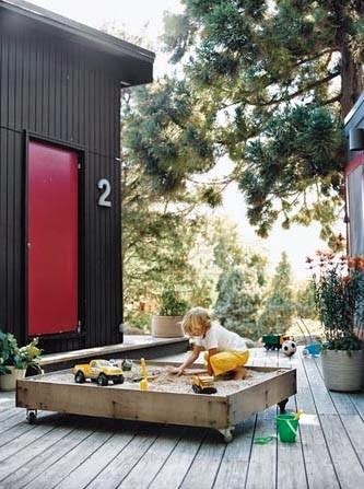 Arenero de madera con ruedas