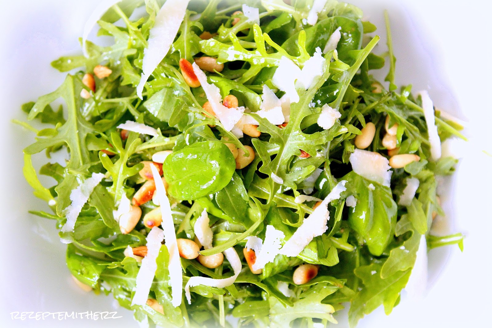 Rezepte mit Herz Rucola Basilikum Salat mit Pinienkernen und