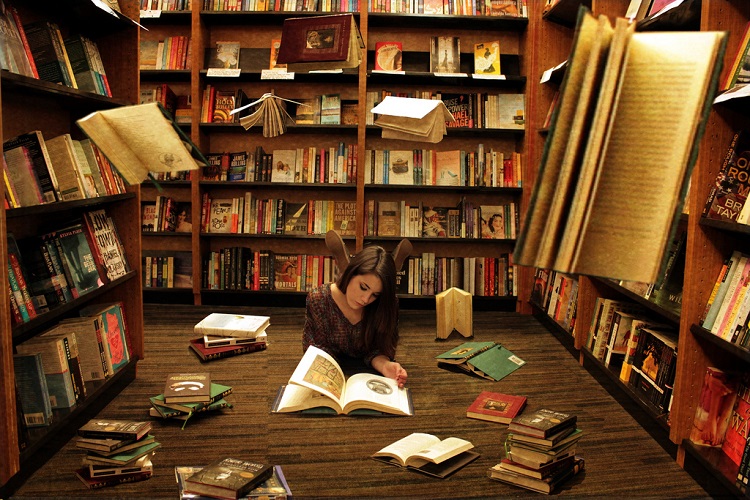 Мне нравятся книги где. Читатели в библиотеке. Чтение книг. Фотосессия в библиотеке. Чтение в библиотеке.