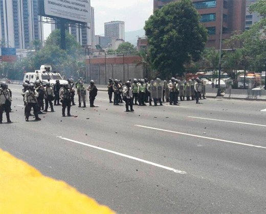 ¡POR OCTAVA VEZ! GNB emprende feroz ataque contra los manifestantes en Caracas (Fotos + Videos)