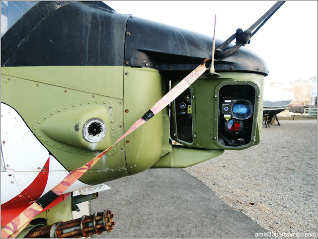 Helicóptero de ataque Cobra en el Battleship Cove