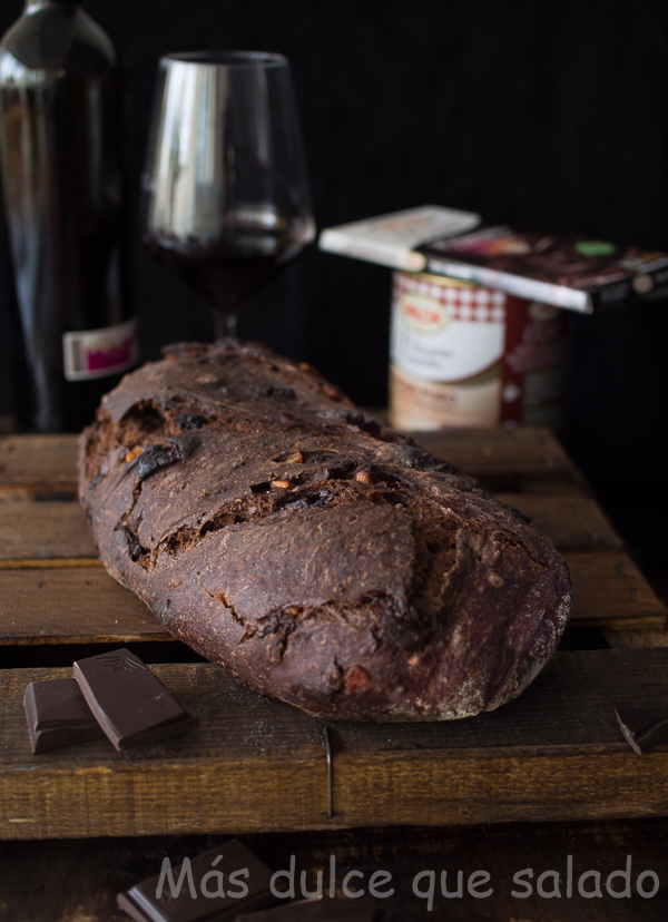 Pan de chocolate y vino tinto con naranja confitada