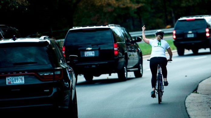 Απολύθηκε αριστερή ποδηλάτης που ύψωσε το μεσαίο της δάχτυλο στον Τραμπ με συνοπτικές διαδικασίες!ψάχνει δουλειά τώρα το αριστερό βλήμα! 