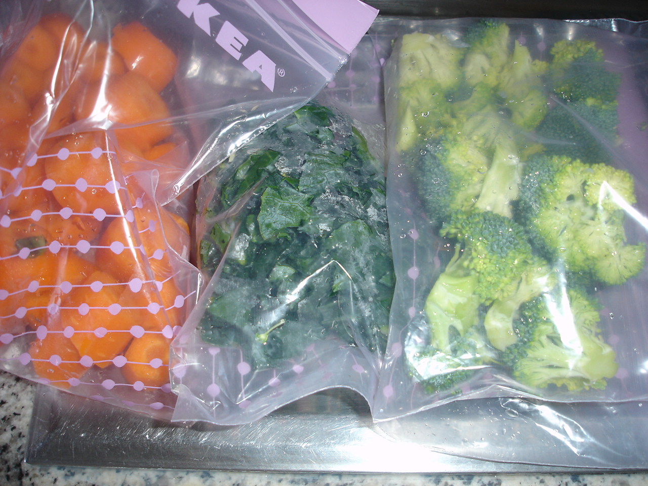Замораживаем сохраняя витамины. Заморозка овощей. Заготовки в морозилку пакет. Заготовки в морозилку овощи. Заморозка зелени и овощей.