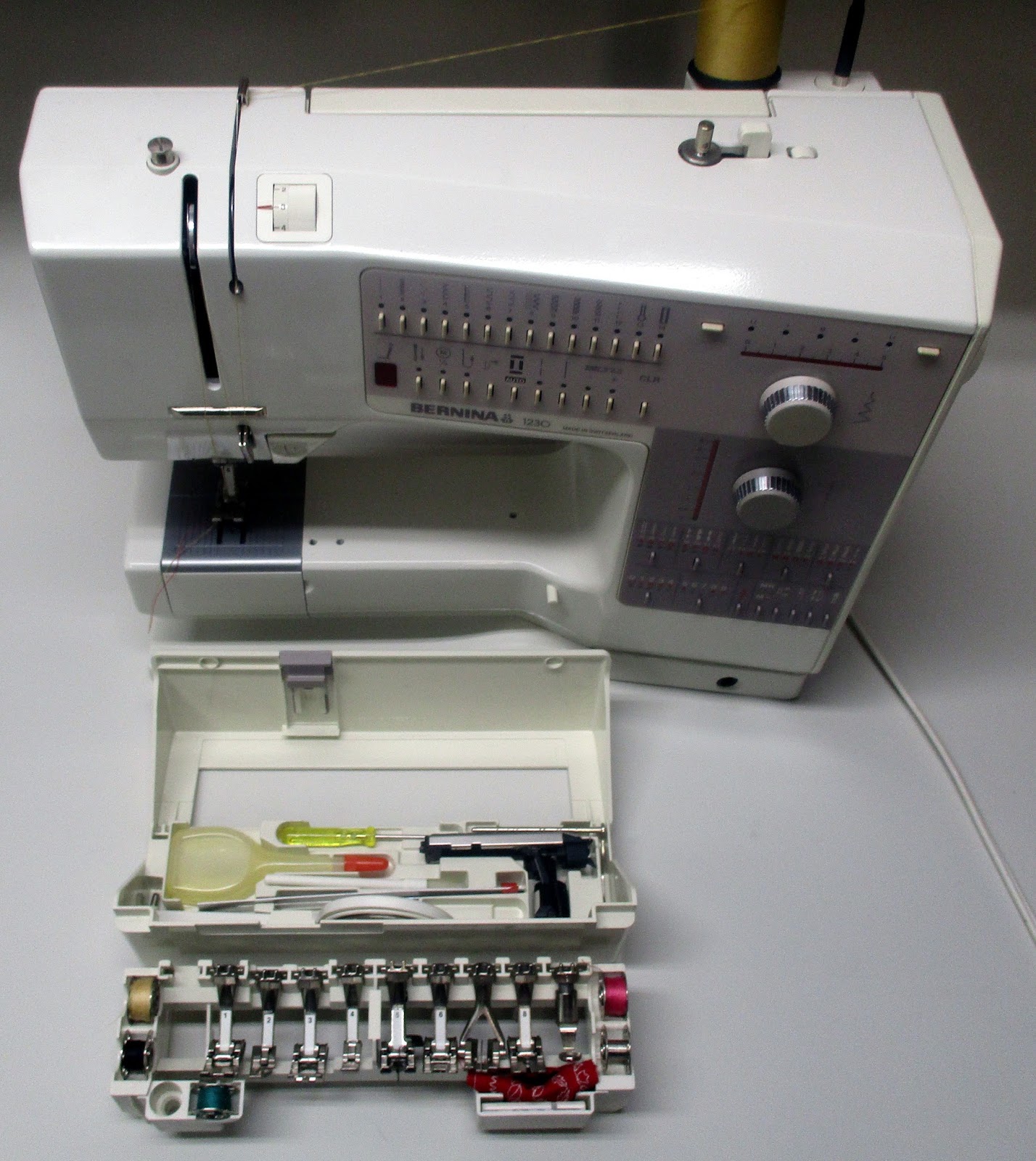 MI Vintage Sewing Machines Bernina 1230 (late 1980