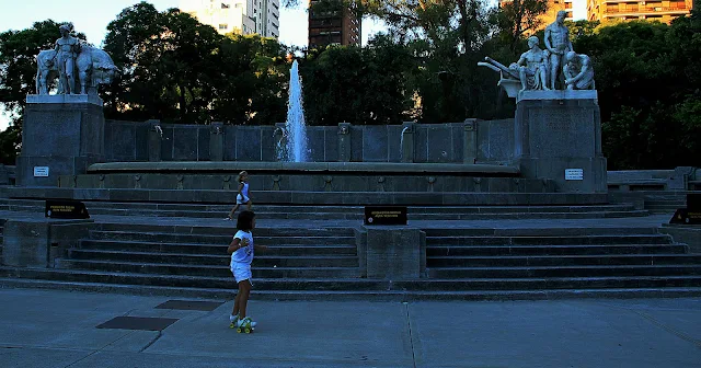 Plaza Alemania.Niños patinando en el monumento