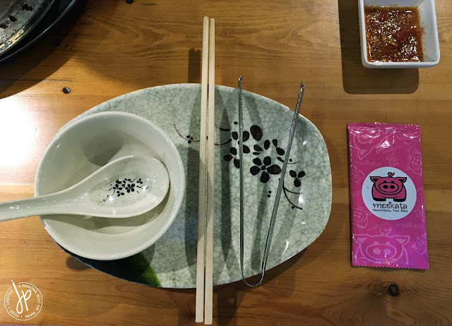 chopsticks, plate, tongs, mookata logo