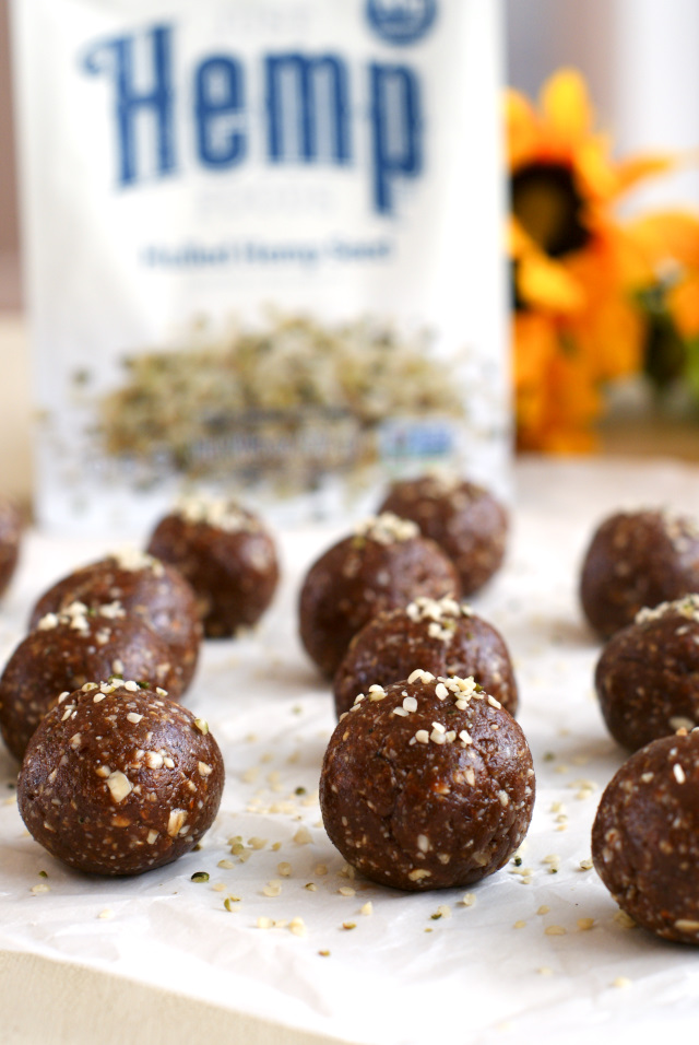 Hemp Seed Super Balls are full of nature's super foods, like hemp seeds, raw almonds, rolled oats and dark chocolate, making them a super healthy snack!