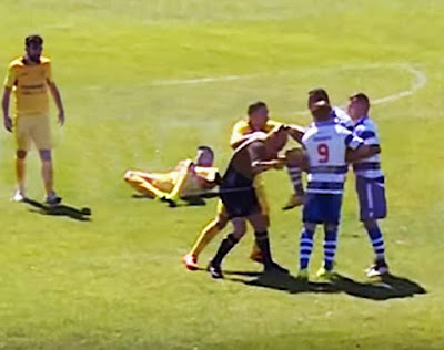 Momento  en el que el "futbolista" del Canales 2010 propina un violento rodillazo al árbitro de un partido de ascenso a la tercera división portuguesa