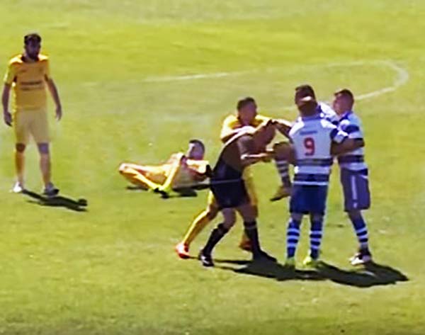 Un "futbolista" rompe la nariz de un rodillazo a árbitro en Portugal Un "futbolista" rompe la nariz de un rodillazo a árbitro en Portugal