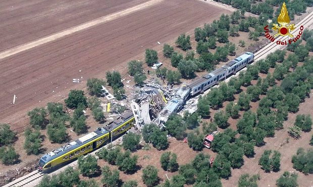 Τραγωδία στην Ιταλία - Μετωπική σύγκρουση τρένων έξω από το Μπάρι - 20 νεκροί και δεκάδες τραυματίες Τραγωδία στην Ιταλία - Μετωπική σύγκρουση τρένων έξω από το Μπάρι - 20 νεκροί και δεκάδες τραυματίες