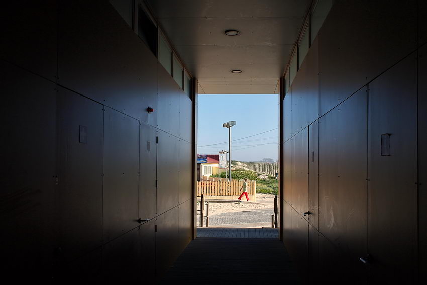 S. Martino Um homem a andar no passadiço visto a partir do túnel escuro do resturante