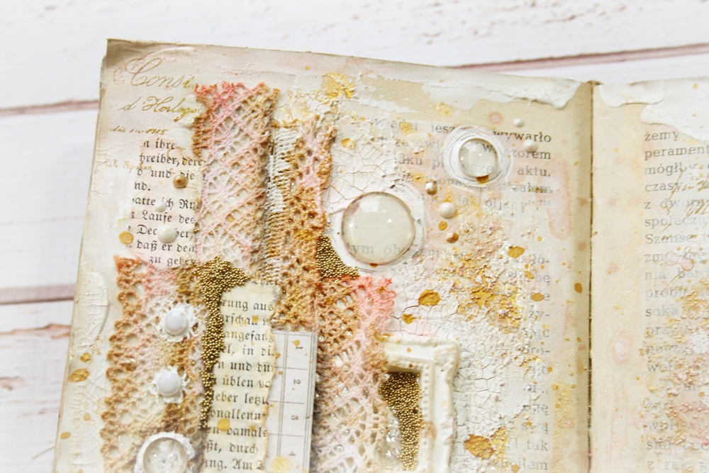 JaMajka Lace art journal spread