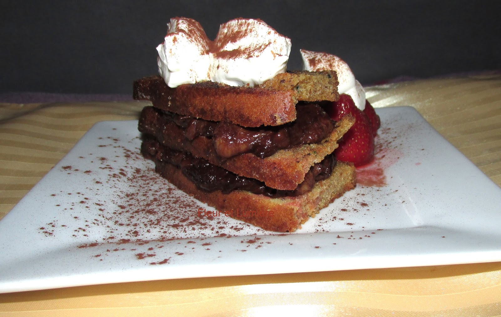 Fleur et Lumière Mille feuille de gâteau et compote de bananes / chocolat, fraises et chantilly