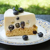 http://www.bakingsecrets.lt/2014/07/blueberry-yogurt-cake-jogurtinis_27.html