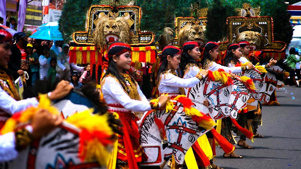 Mahasiswa UHO Kendari Bahas Isu Sosial dan Politik Lewat Pementasan Festival UASH
This title maintains the original meaning while aiming to be more captivating and concise. It highlights the key elements: the students, the issues addressed, and the event, making it more engaging for readers.