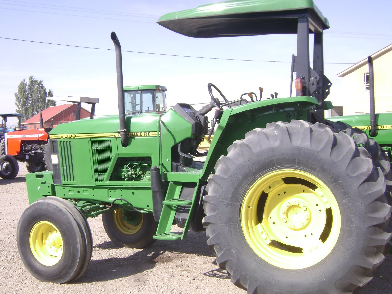 MAQUINARIA AGRICOLA INDUSTRIAL Tractor John Deere 6300, 90hp, 1994