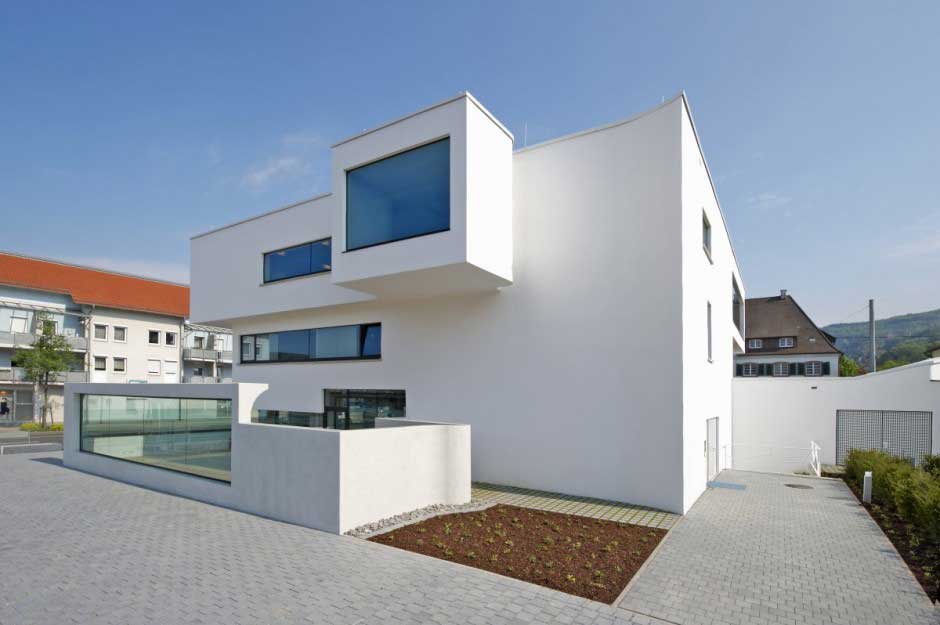 Kumpulan Gedung Bertingkat dengan Desain yang Unik dan Modern - Foto