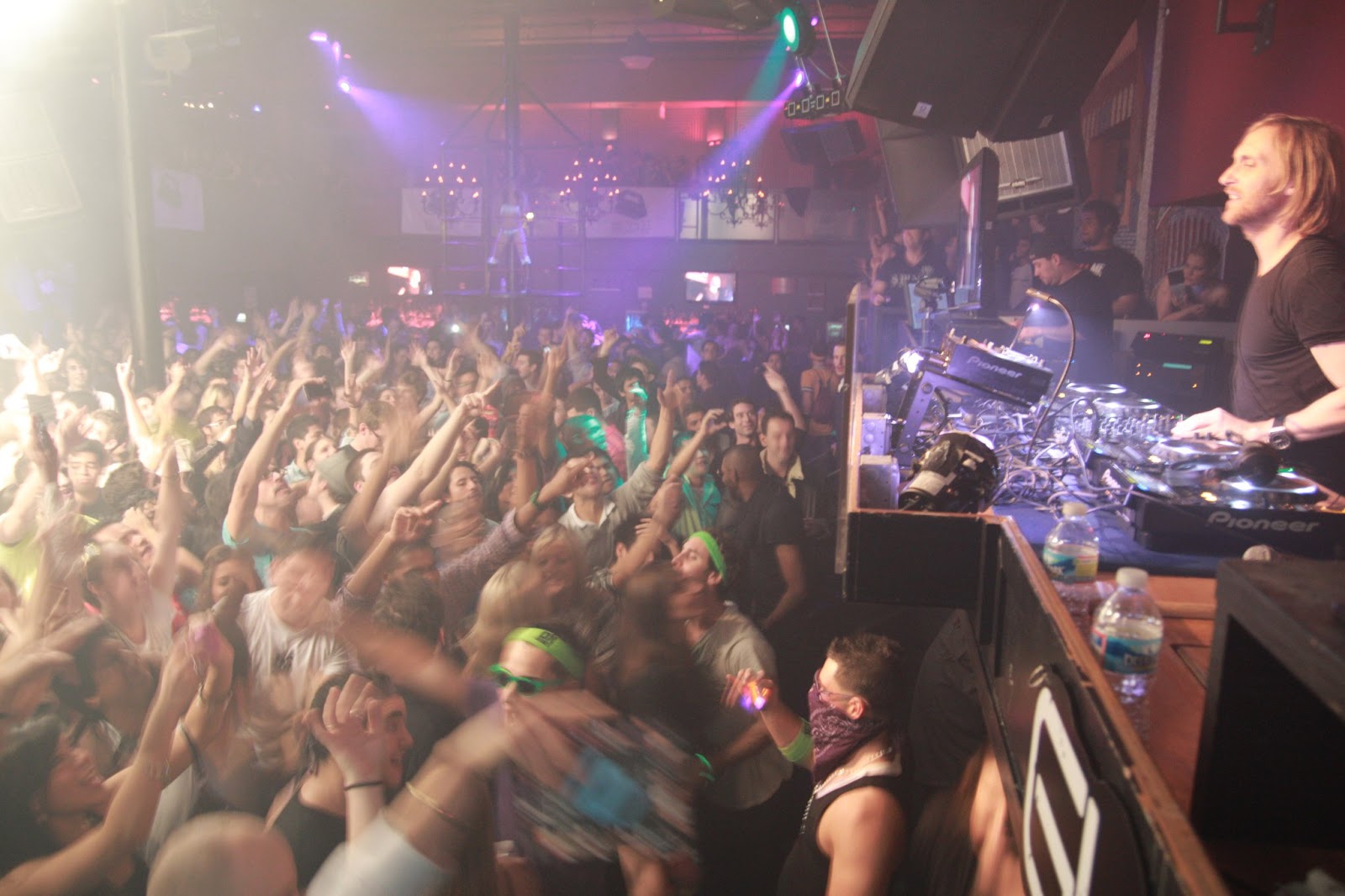 Обои с надписью бонжур. Wide club. Wide club. Wide club. Ночной клуб интерьер.