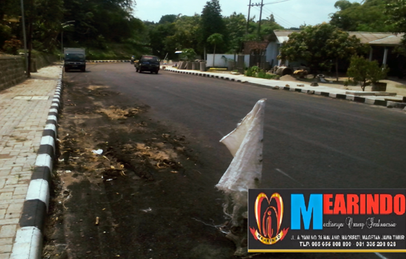 Baru 2 Bulan Sudah Rusak!!! Proyek Pelebaran Jalan Genengan Lembeyan Konrraktor Diragukan